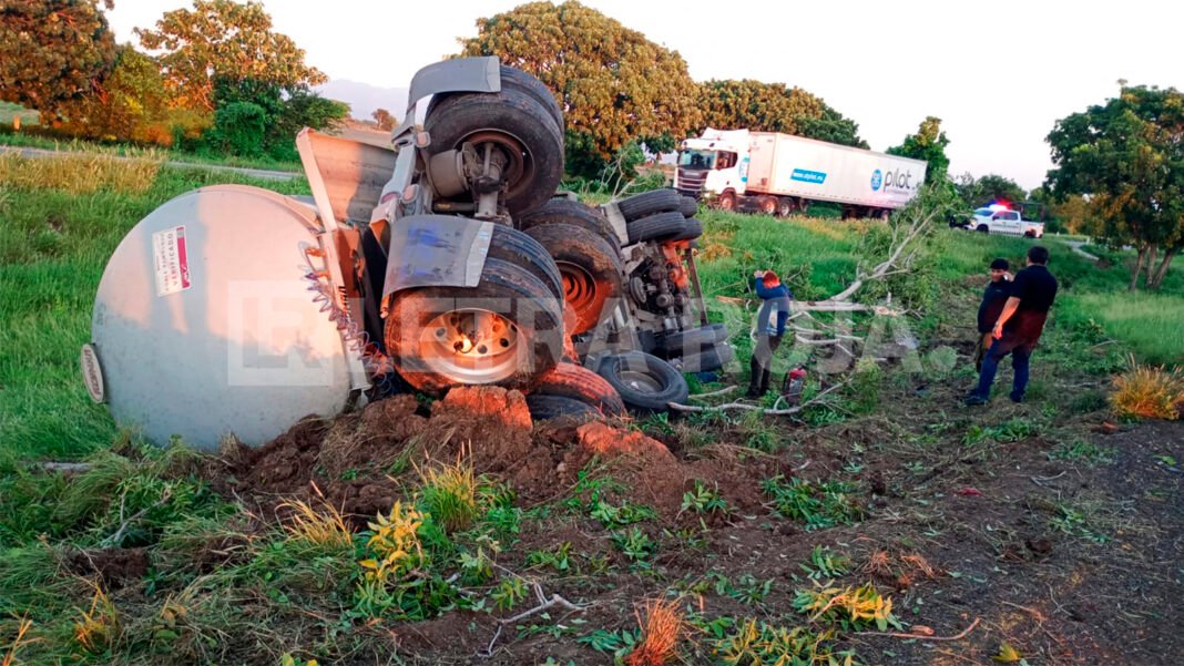 pipa_volcada_carretera